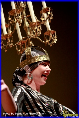 Nisaa performs with Shamadan